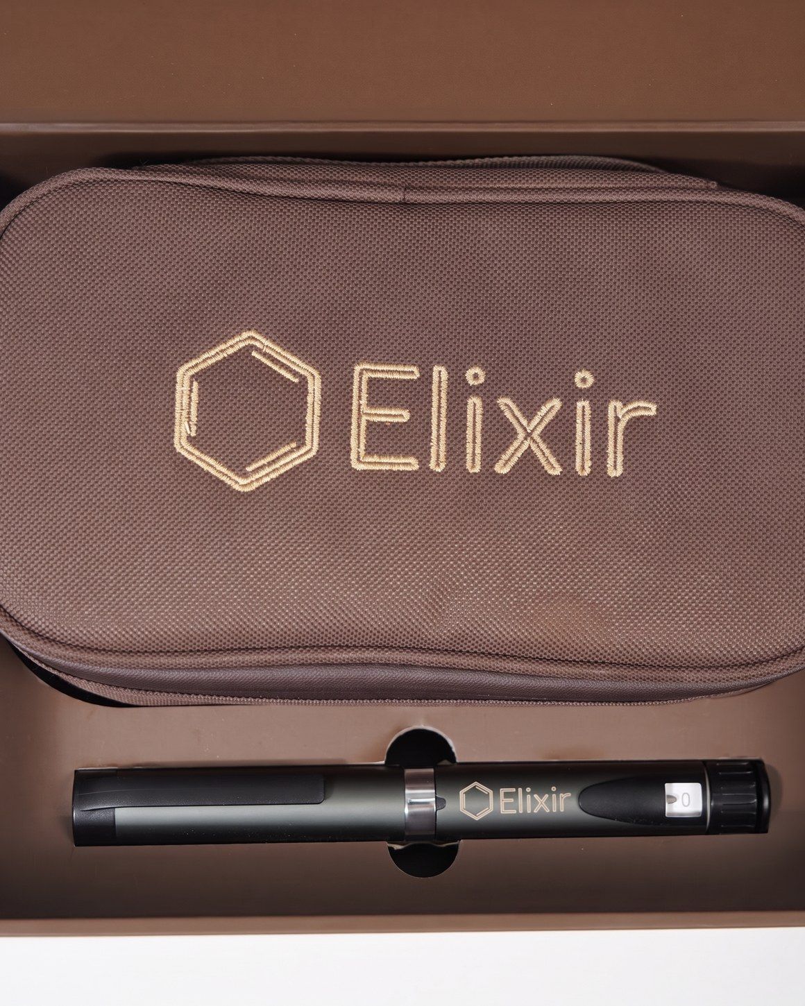 The Elixir cooling bag and pen seated in the kit box